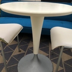 白い丸テーブルと椅子2脚のセットの画像