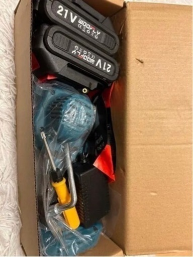 充電式ミニチェーンソー 6インチ 小型 バッテリー2個付き軽量　コードレス