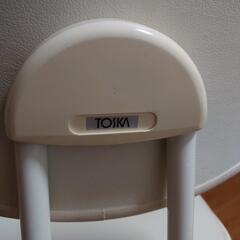 白い椅子の画像