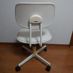 白い椅子の画像
