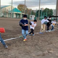 毎週楽しい野球教室。横浜市内の大きな野球場4カ所（瀬谷本郷公園は木曜・新杉田公園は金曜・金井公園は火曜・日野中央公園は水曜）で曜日ごとに4教室を開講しています。コーチはプロ野球経験者。野球の楽しさと、投げる・捕る・打つの基本技術をわかりやすくレッスンします。の画像