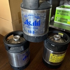 ビール樽、酎ハイ樽（空）3つ