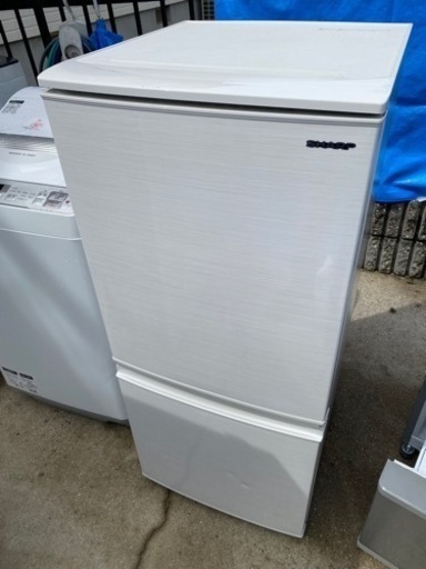 お薦め品‼️洗浄クリーニング済み‼️シャープ2ドア冷蔵庫137L どっちもつけかえドア2018年
