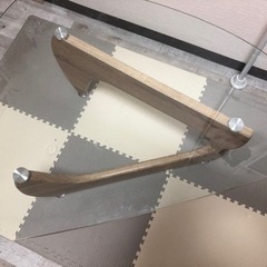 ガラステーブル(脚の裏に付いてる黒の金具？に割れあり)
