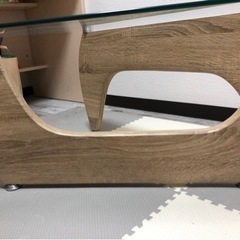 ガラステーブル(脚の裏に付いてる黒の金具？に割れあり)の画像