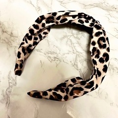 🤍新品　サテンぽいヒョウ柄のカチューシャ