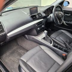 BMW120ハイライン　H21後期　車検6/2　走行65000ｋ　黒革シート　社外ＨＤＤナビ＆フルセグＴＶ　カラーバックカメラ　前後ドラレコ　ＥＴＣ　コンフォートアクセス　キセノン＆フォグ　16ＡＷ　1オーナー　禁煙車の画像