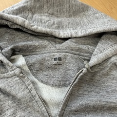 ユニクロ　メンズ　パーカー　グレーの画像