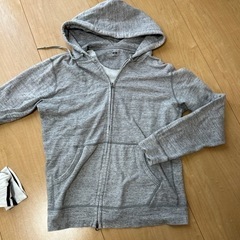 ユニクロ　メンズ　パーカー　グレー