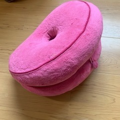 ピンク色の座布団の画像