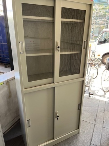 大阪市発　引取対応　引き違い書庫 カギ付き 本棚 書棚 スチール書庫 収納庫 キャビネット ガラス書庫 W880 D400