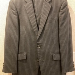 黒系スーツになります。