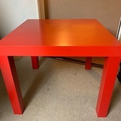 赤いテーブル