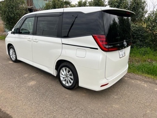 トヨタノアハイブリッド令和4年式長く車検令和7年6月まで9100キロ