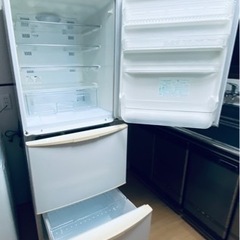 ☆取引中【無料🍀】SHARP 省エネ冷蔵庫差し上げます　便利な両開き！ 345L☆の画像