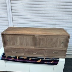 無料にしました　レトロな収納家具　鍵付き