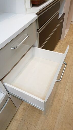 IDC大塚家具取扱い 大丸木工 キッチンボード 幅120㎝ ツートンカラー ホワイト×シルバー 3枚ガラス扉 引出し4個 スライドテー