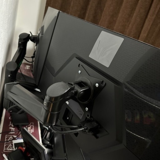 MSI とUltra gear のコンピューターモニター