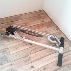 【取引完了】キッズ向けキックスクーター🌱JD Razor　ウィリーバー付の画像