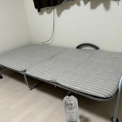 【明日には処分します！折りたたみ式シングルベットの画像
