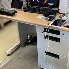 オフィス用デスク　2つ　　イス1脚の画像