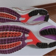 adidasのランニングシューズの画像