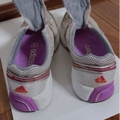 adidasのランニングシューズの画像