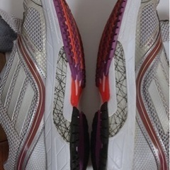 adidasのランニングシューズの画像
