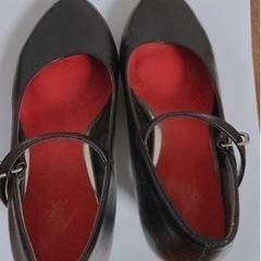 KiBERAの黒パンプス