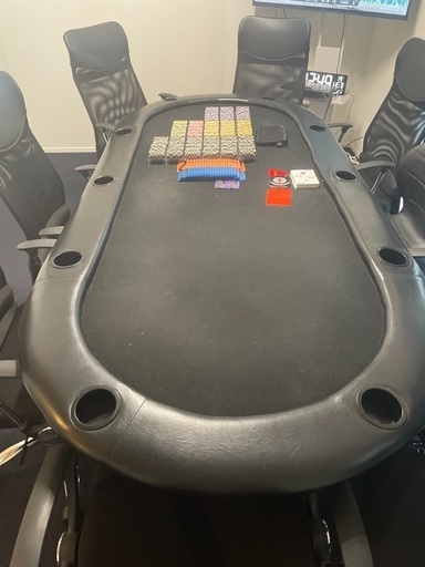 ポーカー、カジノテーブル、カジノチップ。