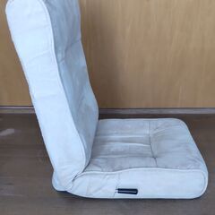 薄い(淡い)ベージュ色の「座椅子」