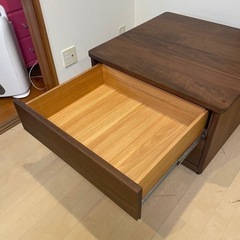 【展示未使用品‼️】高級♪ 府中家具 78cm幅ダイニングチェスト キャスター付きセンターテーブル 収納家具 木製ダークブラウン♪の画像