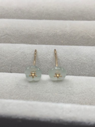 本翡翠ピアス　氷種クリスタル種可愛い小花　ミャンマー産　k18天然石ピアス