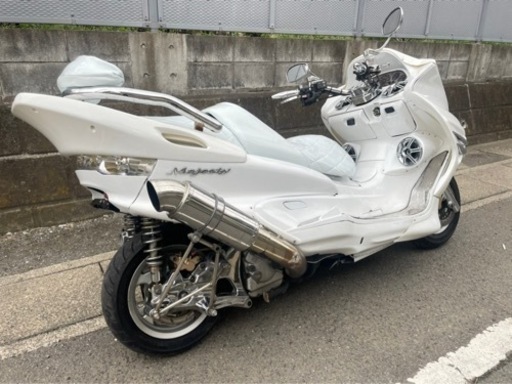 スピーカー４発‼︎ LEDレインボー‼︎ 【YAMAHA マジェスティ】ホワイト‼︎