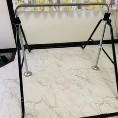 室内　鉄棒　てつぼう　ぶら下がり