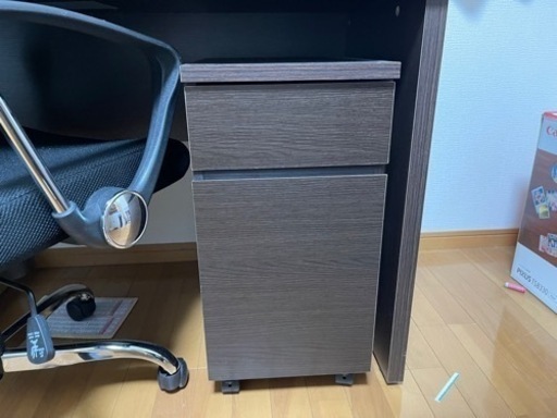机と椅子と収納(2.4枚目)と本棚(5枚目)つき！！！！！