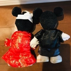 ミッキー、ミニーのぬいぐるみの画像