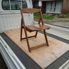 木製折りたたみ椅子300円で譲ります。の画像