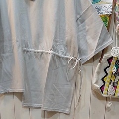 トップス　カーキ色の画像