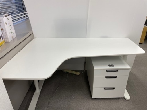 IKEAの事務テーブル、状態は良好です。鍵をセットできる引き出しと一緒に販売します。セットで売ります。