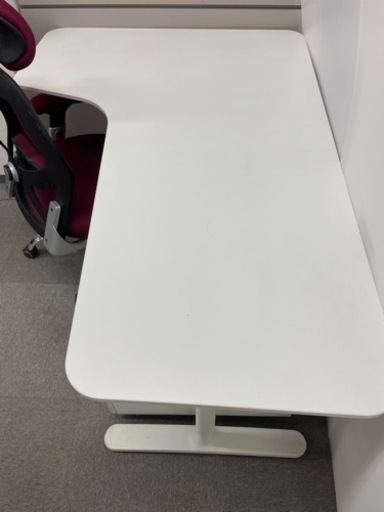 IKEAの事務テーブル、状態は良好です。鍵をセットできる引き出しと一緒に販売します。セットで売ります。