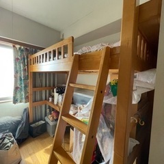 木製のロフトベッド(机付き)