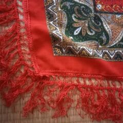 赤フリンジ付き　柄スカーフの画像