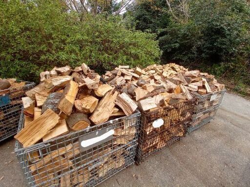 クヌギコナラカシサクラ等ミックス 半年乾燥 規格外 薪 メッシュパレット約0.5㎥に山盛り