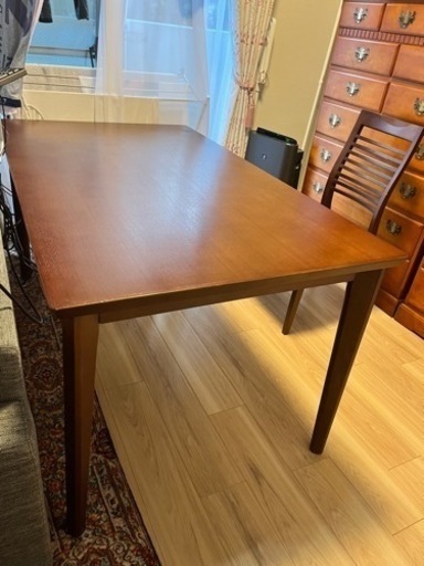 ダイニングテーブルと椅子4脚