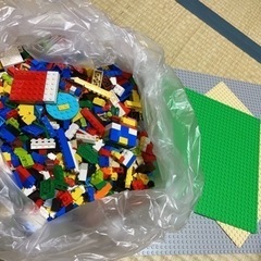 【決まりました】1,000p以上？レゴブロックとシート3枚の画像