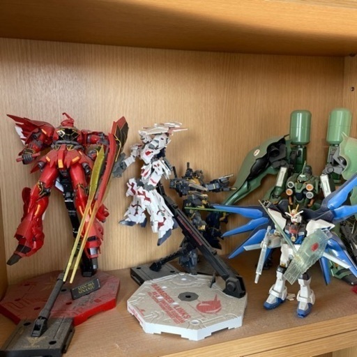 ガンプラ完成品18体　ポージングステージ5基（4/1スタート30000円→25000円→現在 20000円）早い者勝ち