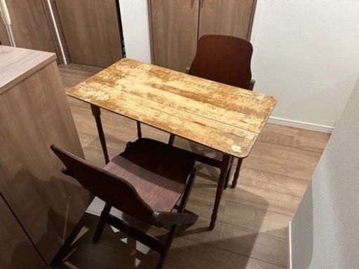 古いテーブルと、椅子5脚