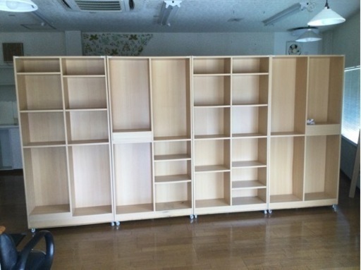 キャスター付きの本棚！後ろ面に白い化粧板を付けてますので、間仕切りで使えまっす。4本8000円