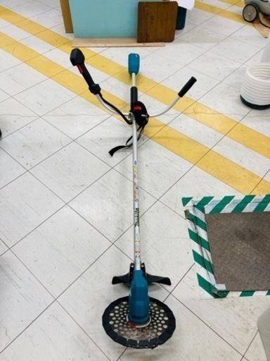 中古品● makita コードレス草刈機 MUR144 UDZ 本体のみ